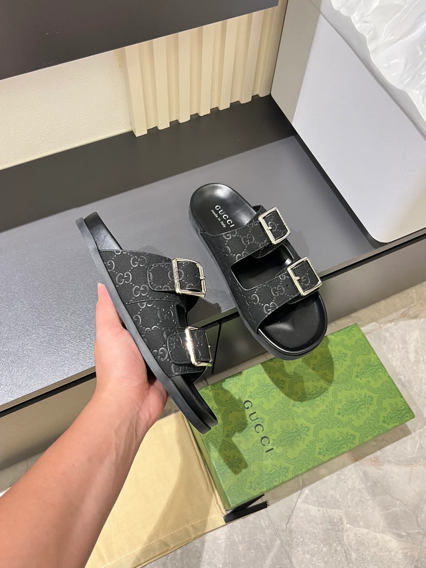 Men's Men's Shoes 💰p320 "GUCC＊" These slippers are made of GG polyester and feature a Gucci label on the front, adding a bold logo feel to the style. "Gucci Made in Italy" stamped label Rubber sole. Size 38-44